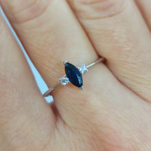 Carica l'immagine nel visualizzatore di Gallery, Anello con zaffiro a navette e diamanti in oro bianco 18 kt