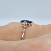 Carica l'immagine nel visualizzatore di Gallery, Anello con zaffiro a navette e diamanti in oro bianco 18 kt