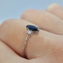 Carica l'immagine nel visualizzatore di Gallery, Anello con zaffiro a navette e diamanti in oro bianco 18 kt