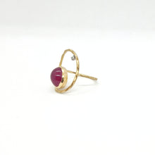 Carica l'immagine nel visualizzatore di Gallery, Anello con rubino glass filled caboshon in oro giallo 18 kt