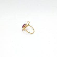 Carica l'immagine nel visualizzatore di Gallery, Anello con rubino glass filled caboshon in oro giallo 18 kt