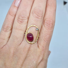 Carica l'immagine nel visualizzatore di Gallery, Anello con rubino glass filled caboshon in oro giallo 18 kt