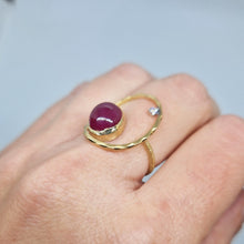 Carica l'immagine nel visualizzatore di Gallery, Anello con rubino glass filled caboshon in oro giallo 18 kt