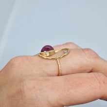 Carica l'immagine nel visualizzatore di Gallery, Anello con rubino glass filled caboshon in oro giallo 18 kt