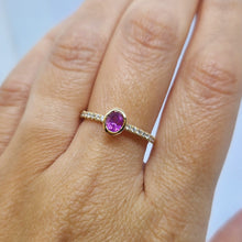 Carica l'immagine nel visualizzatore di Gallery, Anello con tormalina rubellite, diamanti e oro giallo 18 kt
