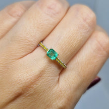 Carica l'immagine nel visualizzatore di Gallery, Anello con smeraldo e diamanti gialli in oro bianco 18 kt