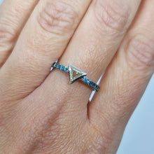 Carica l'immagine nel visualizzatore di Gallery, Anello diamante triangolo e diamanti blu in oro bianco 18 kt