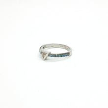 Carica l'immagine nel visualizzatore di Gallery, Anello diamante triangolo e diamanti blu in oro bianco 18 kt
