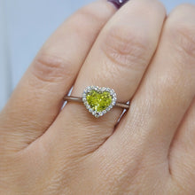 Carica l'immagine nel visualizzatore di Gallery, Anello con diamante fancy color yellow giallo e diamanti in oro bianco 18 kt