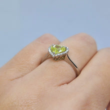 Carica l'immagine nel visualizzatore di Gallery, Anello con diamante fancy color yellow giallo e diamanti in oro bianco 18 kt