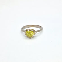 Carica l'immagine nel visualizzatore di Gallery, Anello con diamante fancy color yellow giallo e diamanti in oro bianco 18 kt
