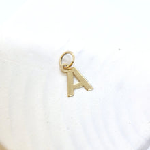Carica l'immagine nel visualizzatore di Gallery, Ciondolo iniziale lettera in oro giallo 18 kt