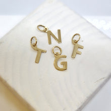 Carica l'immagine nel visualizzatore di Gallery, Ciondolo iniziale lettera in oro giallo 18 kt