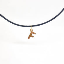 Carica l'immagine nel visualizzatore di Gallery, Ciondolo iniziale lettera in oro giallo 18 kt