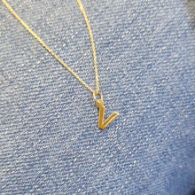 Carica l'immagine nel visualizzatore di Gallery, Collana con iniziale lettera in oro giallo 18 kt