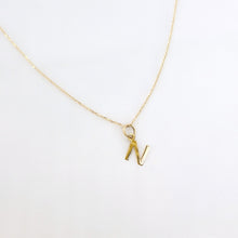 Carica l'immagine nel visualizzatore di Gallery, Collana con iniziale lettera in oro giallo 18 kt