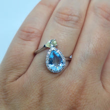 Carica l'immagine nel visualizzatore di Gallery, Anello con acquamarina a goccia e diamanti in oro bianco 18 kt