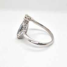 Carica l'immagine nel visualizzatore di Gallery, Anello con acquamarina a goccia e diamanti in oro bianco 18 kt