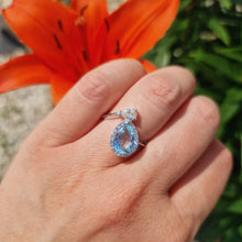 Carica l'immagine nel visualizzatore di Gallery, Anello con acquamarina a goccia e diamanti in oro bianco 18 kt
