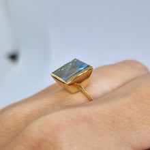 Carica l'immagine nel visualizzatore di Gallery, Anello con acquamarina rettangola in oro giallo 18 kt