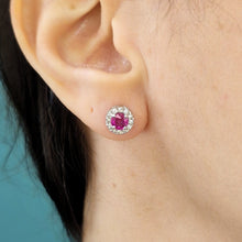 Carica l'immagine nel visualizzatore di Gallery, Orecchini in oro bianco 18 kt con diamanti e rubino