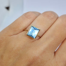 Carica l'immagine nel visualizzatore di Gallery, Anello con acquamarina rettangola in oro giallo 18 kt