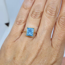 Carica l'immagine nel visualizzatore di Gallery, Anello con acquamarina rettangola in oro giallo 18 kt