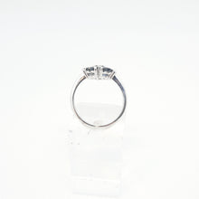 Carica l'immagine nel visualizzatore di Gallery, Anello con zaffiri cuore e brillante in oro bianco 18kt ANZ1