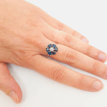 Carica l'immagine nel visualizzatore di Gallery, Anello con zaffiri cuore e brillante in oro bianco 18kt ANZ1