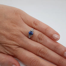 Carica l'immagine nel visualizzatore di Gallery, Anello con zaffiro e brillanti in oro bianco 18 kt ANZ2