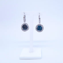 Carica l'immagine nel visualizzatore di Gallery, Orecchini in oro bianco 18kt con diamanti bianchi e diamanti blu ORDB1