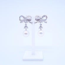 Carica l'immagine nel visualizzatore di Gallery, Orecchini con diamanti e perle australiane in oro bianco 18 kt ORP1