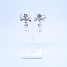 Carica l'immagine nel visualizzatore di Gallery, Orecchini con diamanti e perle australiane in oro bianco 18 kt ORP1