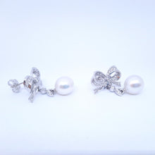 Carica l'immagine nel visualizzatore di Gallery, Orecchini con diamanti e perle australiane in oro bianco 18 kt ORP1