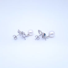 Carica l'immagine nel visualizzatore di Gallery, Orecchini con diamanti e perle australiane in oro bianco 18 kt ORP1