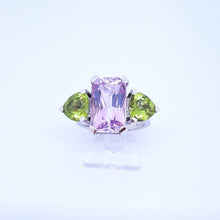 Carica l'immagine nel visualizzatore di Gallery, Anello con kunzite e peridot in oro bianco 18 kt AN 1