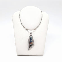 Carica l'immagine nel visualizzatore di Gallery, Collana con opale boulder e diamanti in oro bianco 18 kt