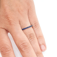 Carica l'immagine nel visualizzatore di Gallery, Anello eternelle con zaffiri blu in oro bianco 18 kt ANZ 3
