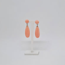 Carica l'immagine nel visualizzatore di Gallery, Orecchini con corallo rosa in oro bianco 18 kt