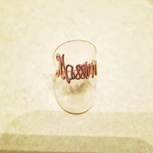 Carica l'immagine nel visualizzatore di Gallery, Anello con nome da 7 a 9 lettere con diamante in oro 18 kt