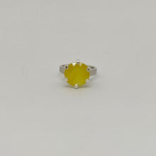 Carica l'immagine nel visualizzatore di Gallery, Anello con Brucite giallo in argento martellato