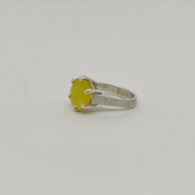 Carica l'immagine nel visualizzatore di Gallery, Anello con Brucite giallo in argento martellato