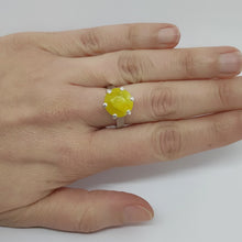 Carica l'immagine nel visualizzatore di Gallery, Anello con Brucite giallo in argento martellato