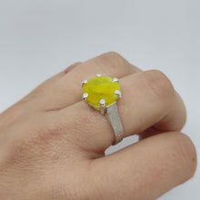 Carica l'immagine nel visualizzatore di Gallery, Anello con Brucite giallo in argento martellato