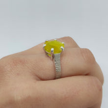 Carica l'immagine nel visualizzatore di Gallery, Anello con Brucite giallo in argento martellato