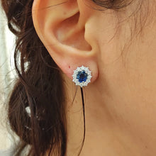 Carica l'immagine nel visualizzatore di Gallery, Orecchini con zaffiro blu e diamanti in oro bianco 18 kt