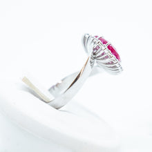 Carica l'immagine nel visualizzatore di Gallery, Anello con rubino e brillanti in oro bianco 18kt ANR2