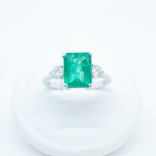 Carica l'immagine nel visualizzatore di Gallery, Anello con smeraldo e brillanti in oro bianco 18kt ANS5
