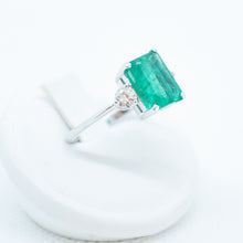 Carica l'immagine nel visualizzatore di Gallery, Anello con smeraldo e brillanti in oro bianco 18kt ANS5