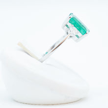 Carica l'immagine nel visualizzatore di Gallery, Anello con smeraldo e brillanti in oro bianco 18kt ANS5